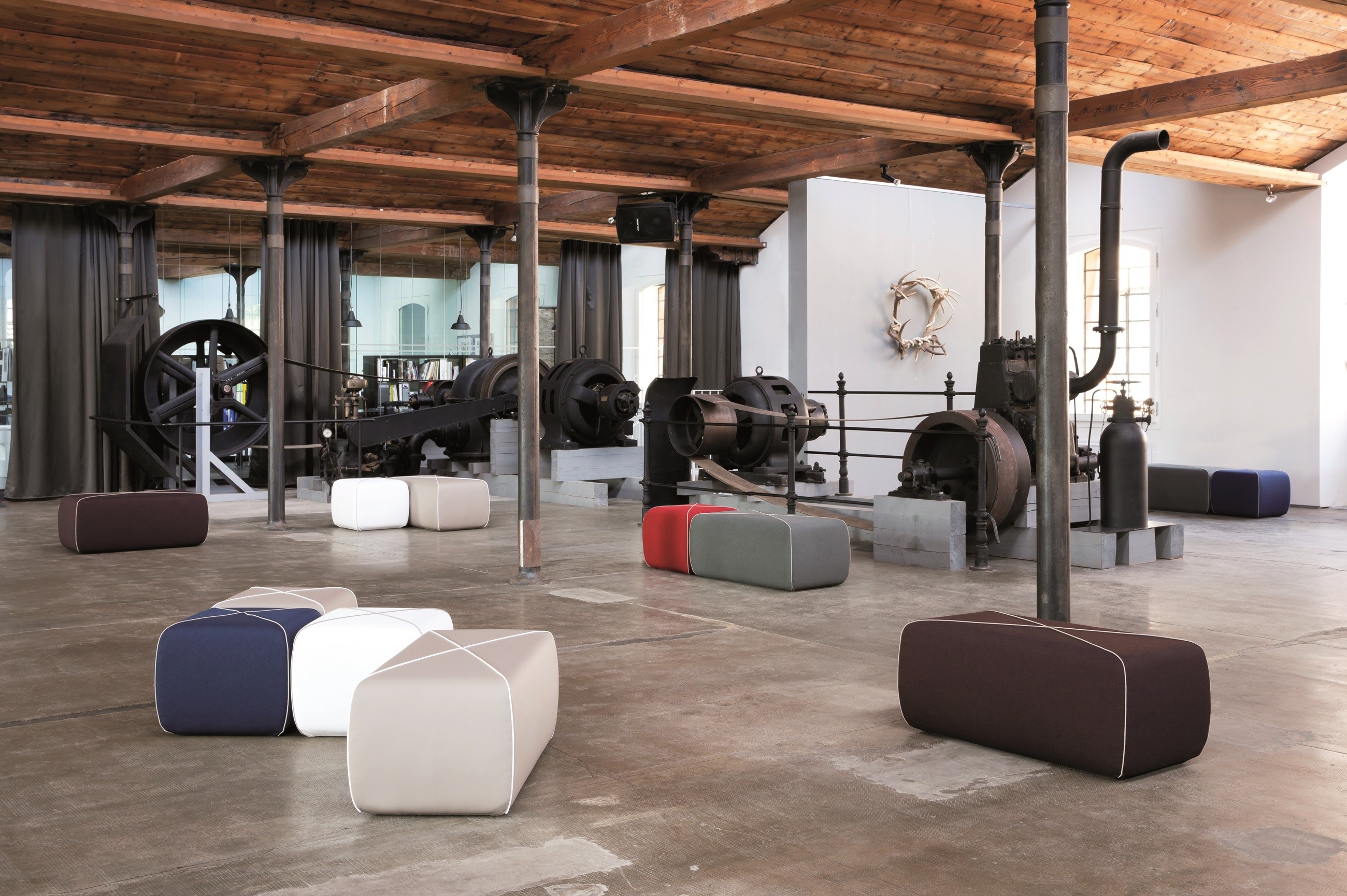 创意家具 - 坐具|吧椅/凳子|办公家具|设计师家具|交叉软垫花园墩